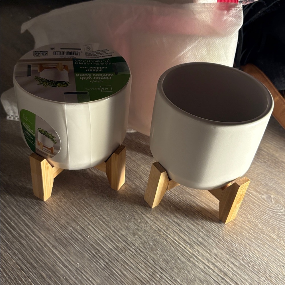 🦋SET OF 2 PLANTERS w/Bamboo Stands! PLUS FREE FLOWER POT & 1 more freebie!